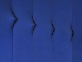 kunst-minimalisme-blauw schilderij-agostino bonalumi-3.jpg